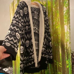 HOT TOPIC cozy hooded skull knit fleece black and white pocket cardigan sweater